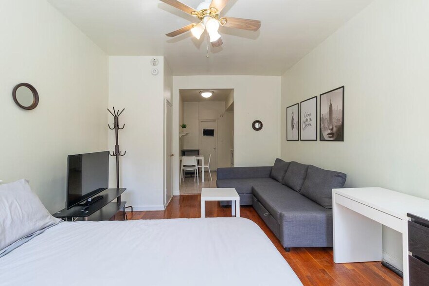 Building Photo - 300 E 82nd St