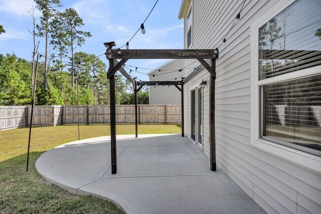 Building Photo - 4 Bedroom 3 Bath Home Located in Shell Pointe at Cobblestone Village in Summerville!