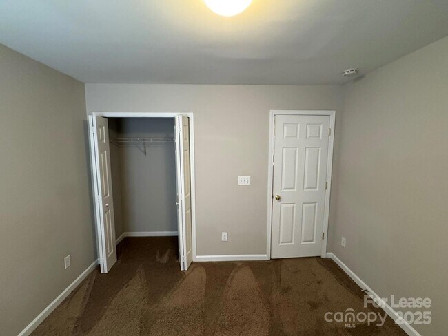 Building Photo - 2184 Winthrop Chase Dr