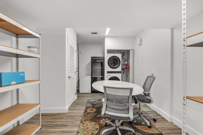 Building Photo - 700 Vilabella Ave