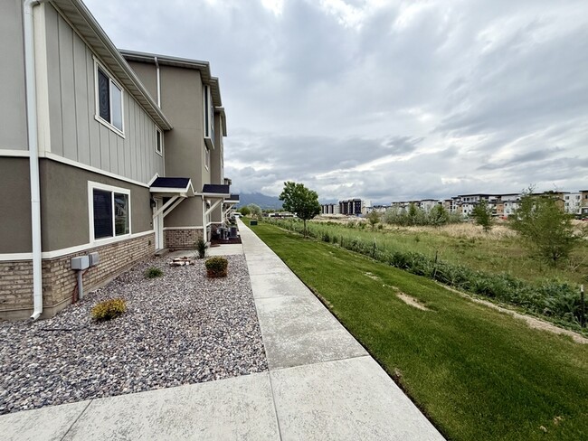 Building Photo - 676 E 550 S