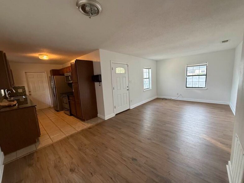 Building Photo - 802 Apache St