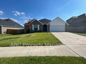 Building Photo - 350 S Emerald Woods Run