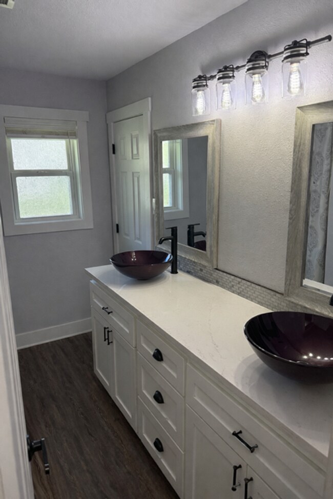 Building Photo - 902 N Texas St