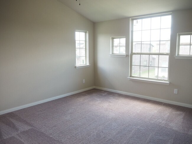Building Photo - Like NEW 3 Bed - 3 Bath Townhome in Denton