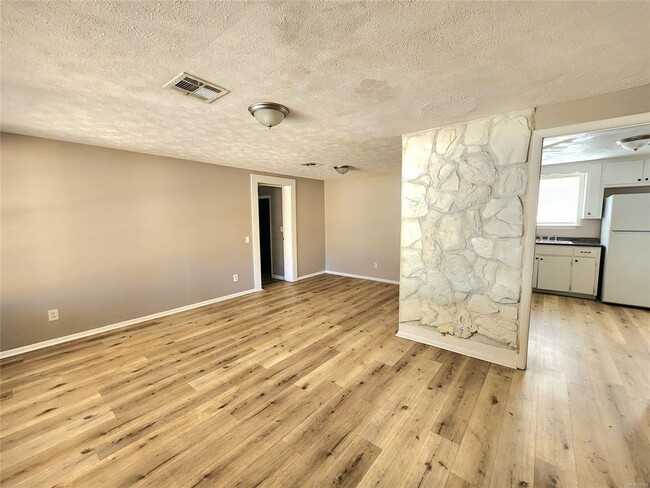 Building Photo - 102 White Oak Dr