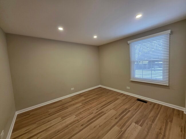 Building Photo - 713 Old Post Rd