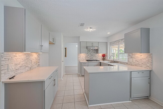 Building Photo - 3131 Double Lake Dr