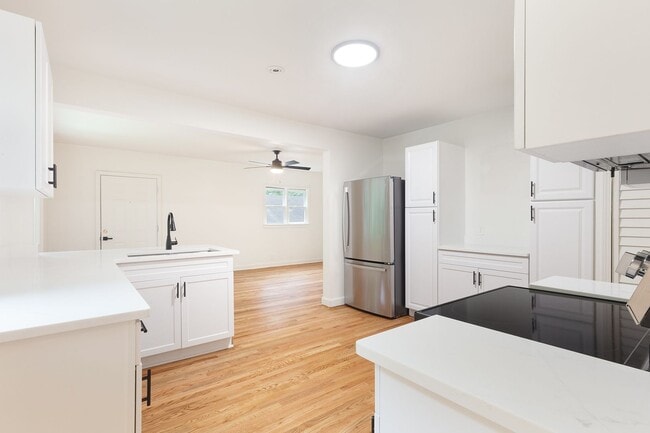 Building Photo - Beautiful Newly Renovated 2/1 w/ Large Fen...