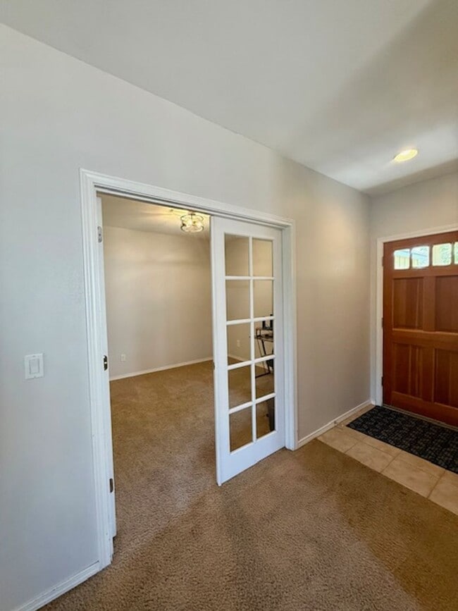 Building Photo - Charming Craftsman Home in SW Bend!