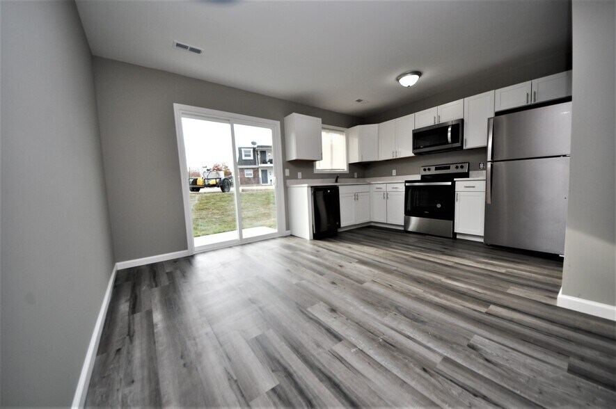 Townhome kitchen - Bennington Place Apartments