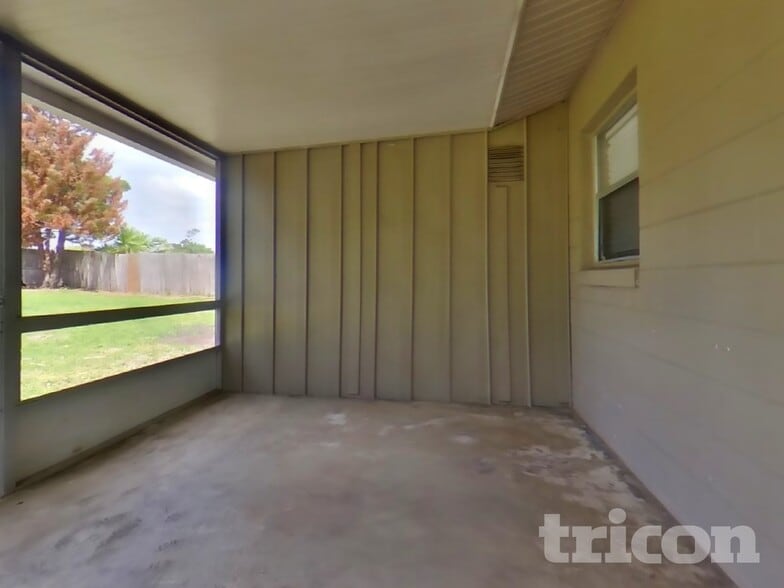 Building Photo - 802 Gullberry Ln