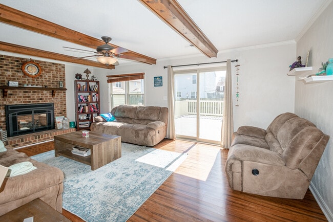 Building Photo - GORGEOUS 5 BEDROOM HOME LOCATED IN SALEM W...