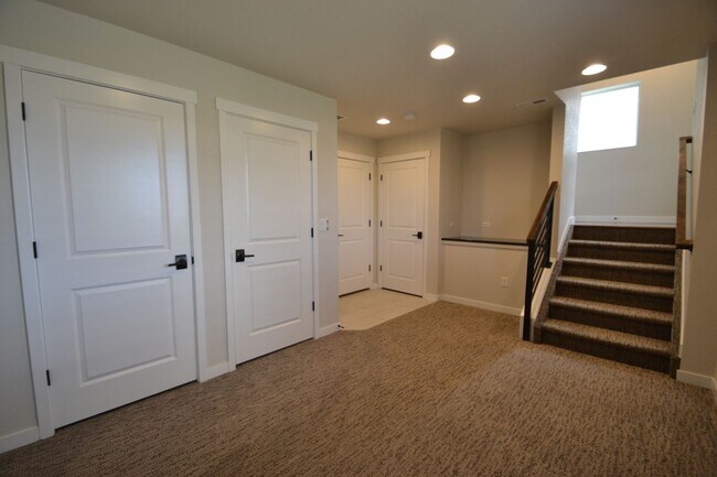 Building Photo - 2 Bedroom Home with VIEWS of the Mountains