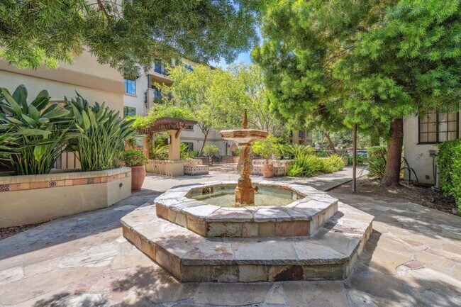 Building Photo - Updated Top Floor Unit -- Perfect Commuter Location -- Walking Distance to Laurel Street -- Must ...