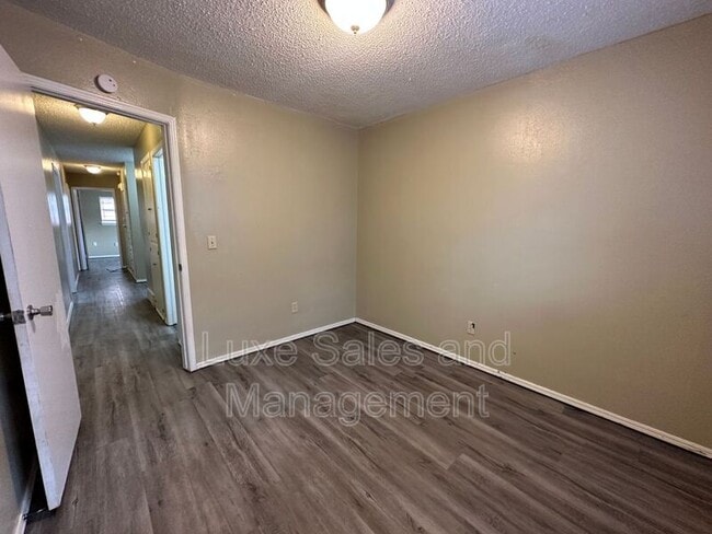 Building Photo - 621 Lotus Ave