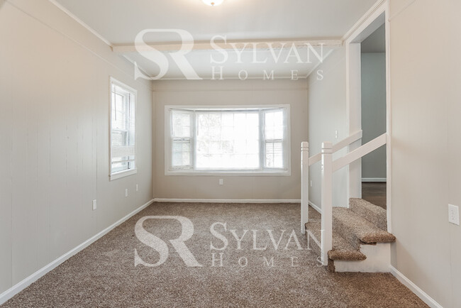 Building Photo - Cozy ambiance awaits in this 3 BR, 2 BA home