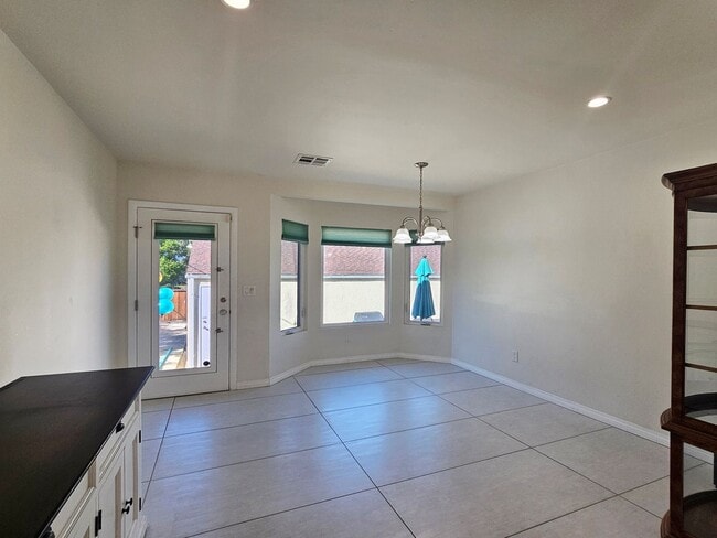 Building Photo - 3 spacious bedrooms and 3 bathrooms in Popular Encino location