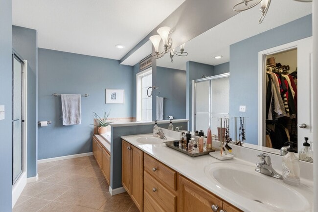 Building Photo - 5 bed/ 3 bath Single Family Home.