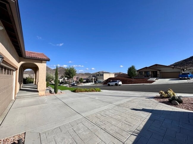 Building Photo - Stunning 2021 built 4 bedroom home for LEA...