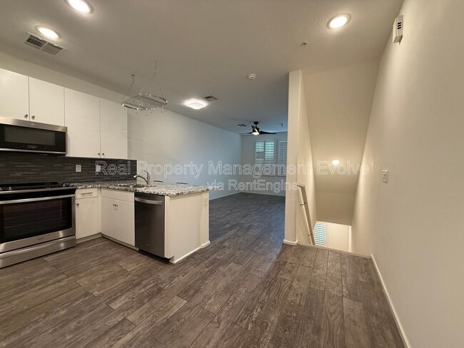 Building Photo - 2212 E Hidalgo Ave