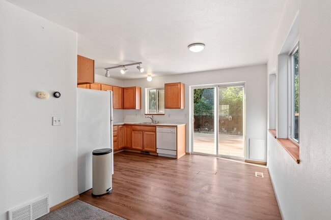 Building Photo - Downtown / Peaceful Valley 2 Bed 2 Bath ho...