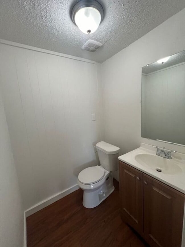 Building Photo - Beautiful 4 bedroom 1.5 bath House