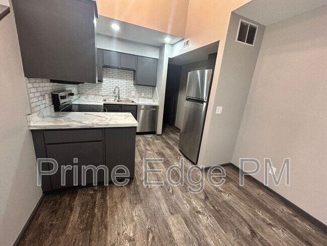 Building Photo - 1721 Ridgehaven Ct