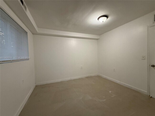 Building Photo - 1122 NW 32nd Ct