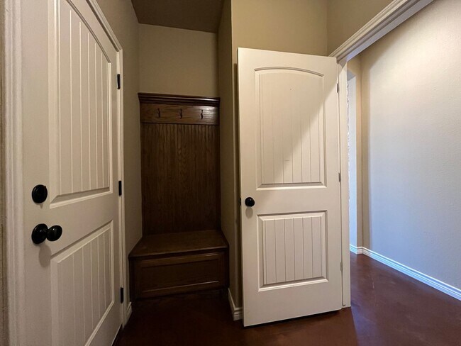 Building Photo - AVAILABLE NOW:  3 bedroom house