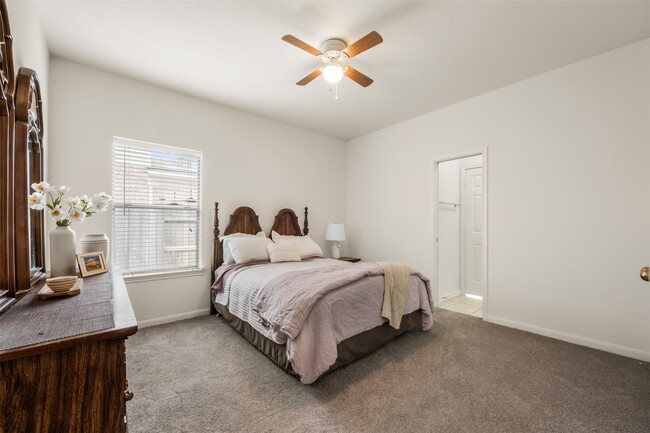 Building Photo - 9211 Memorial Hills Dr