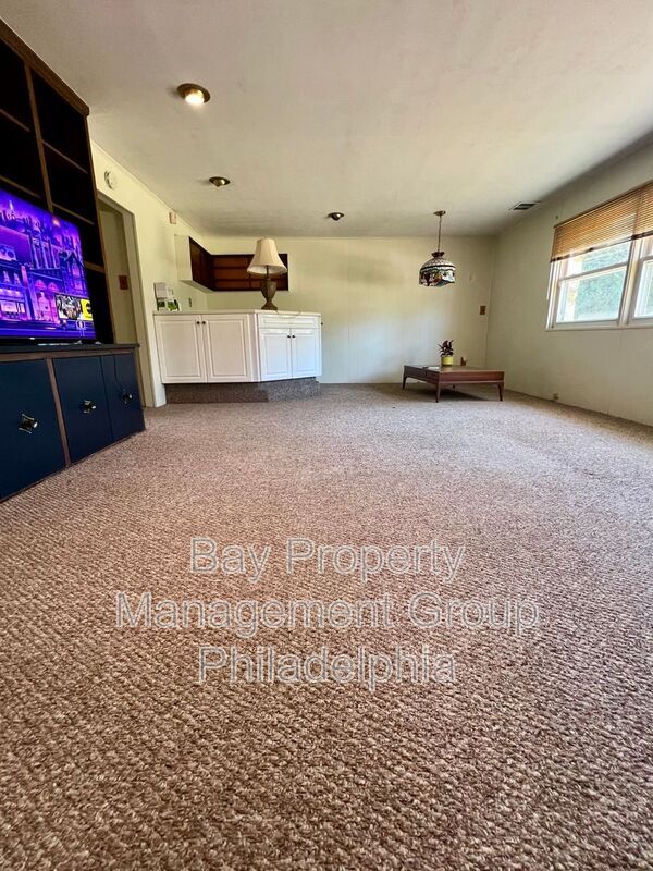 Building Photo - 303 Hedgerow Ln