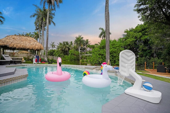 Building Photo - 20140 NE 25th Ct