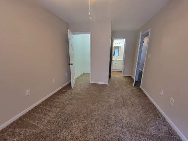 Building Photo - 3 Bedroom 2 Bath Ground Level Apartment