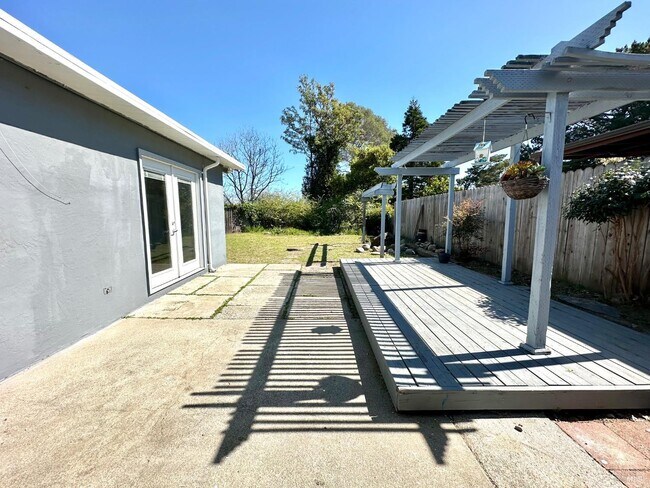 Building Photo - 1111 Marionola Way