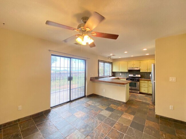 Building Photo - Spacious Home in Vista Primera