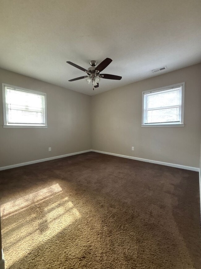 Building Photo - New Listing!