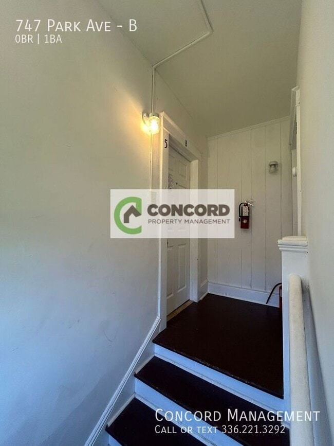 Building Photo - 747 Park Ave