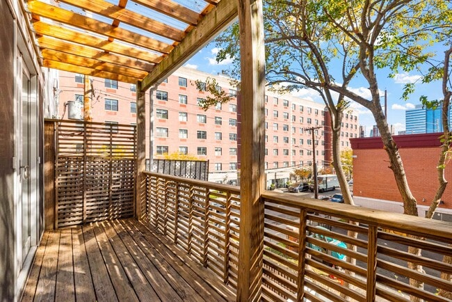 Building Photo - 526 Manila Ave