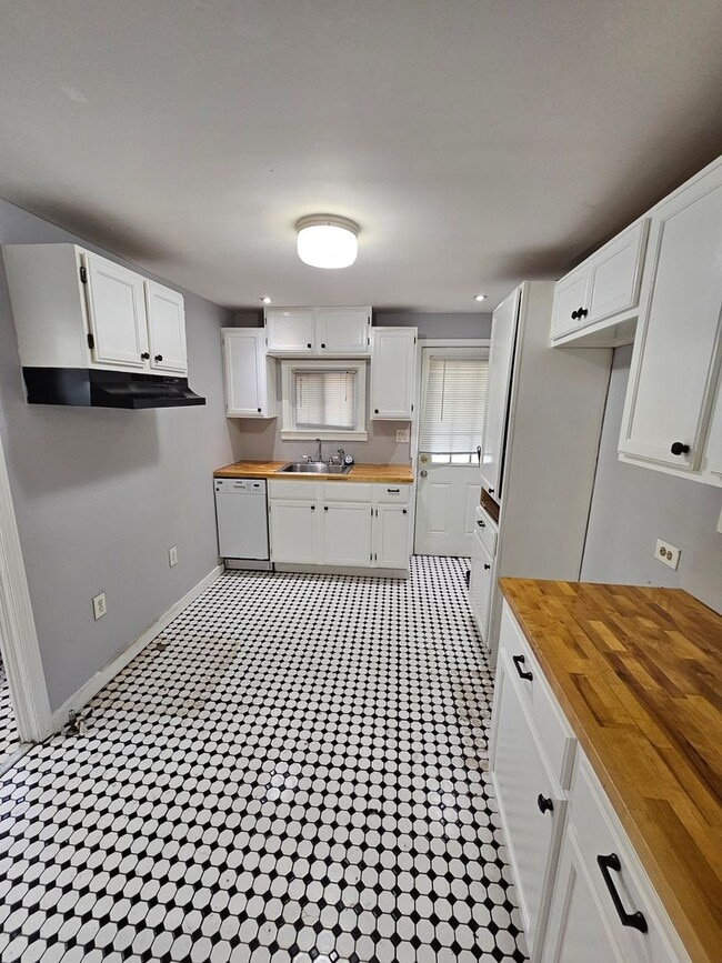 Building Photo - CLEAN AND MOVE IN READY 2 Bedroom For Rent in Tremont!!!