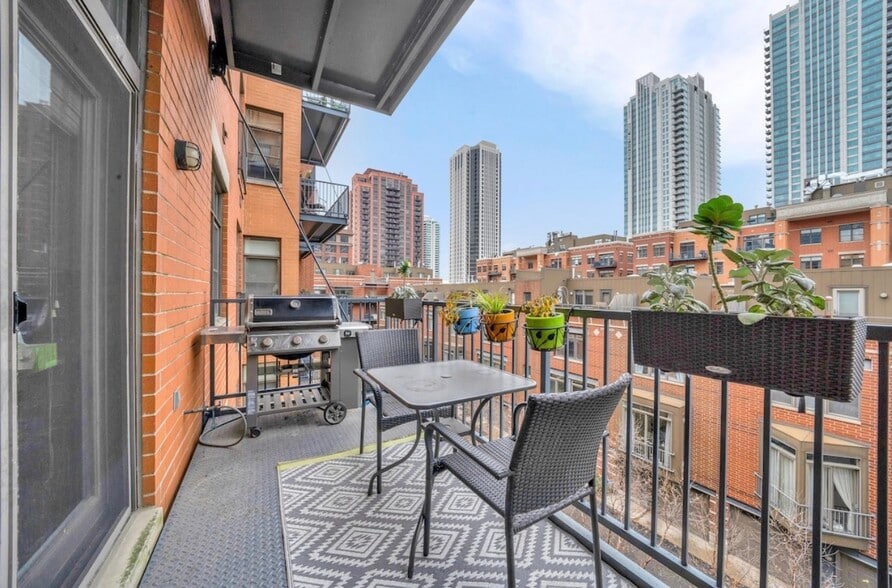 Building Photo - 550 W Fulton St