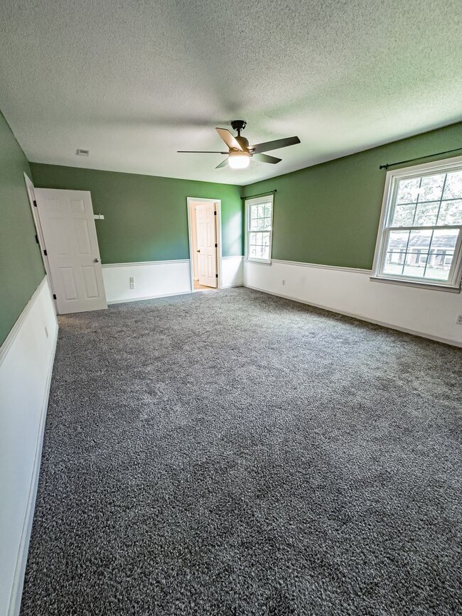 Building Photo - Lovely Home! Lots Of Space!