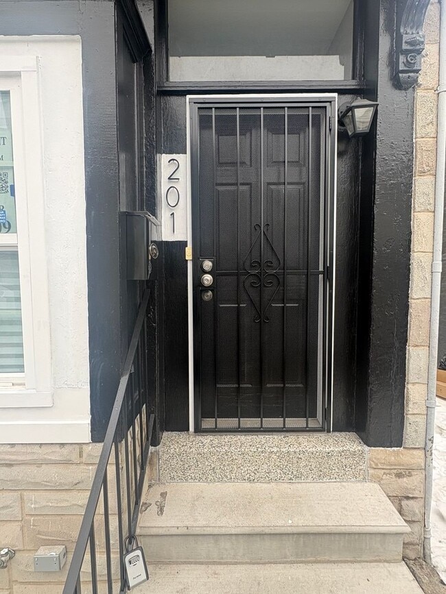 Building Photo - Available Now – Spacious 4-Bedroom Townhome in Baltimore City