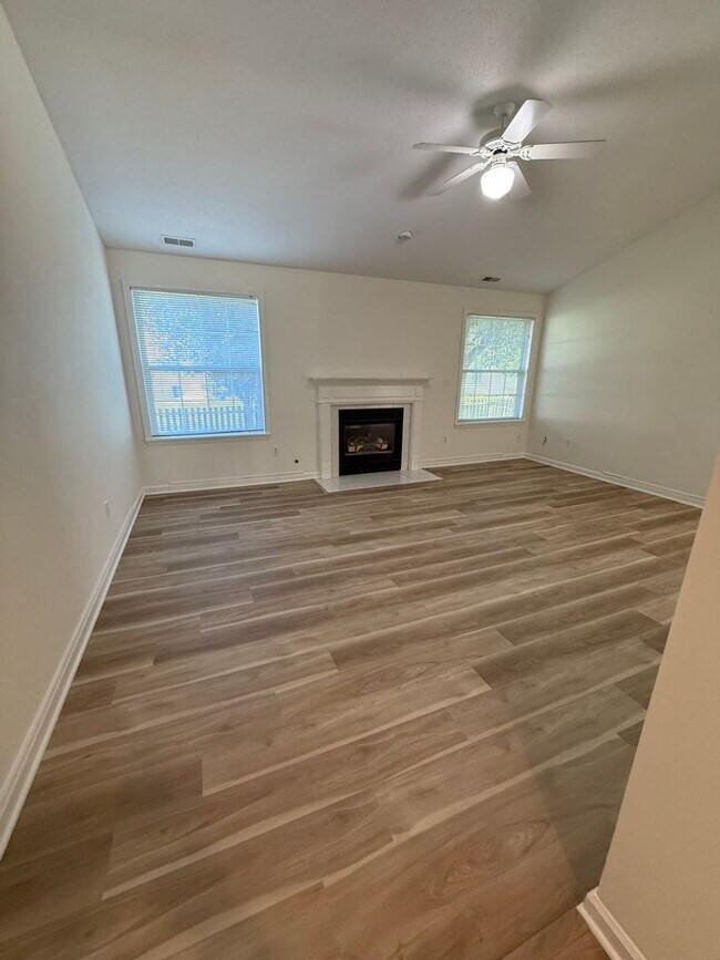 Building Photo - Spacious 4BR Home in Seven Oaks with Garage & Private Yard