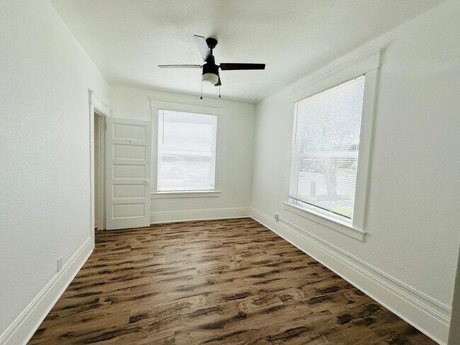 Building Photo - 7 E Clark St