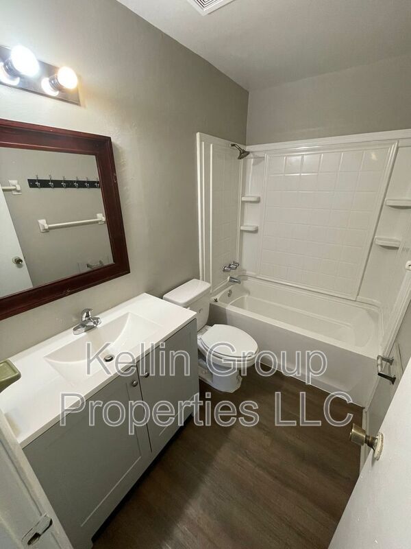Building Photo - 160 N Nekoma Ave