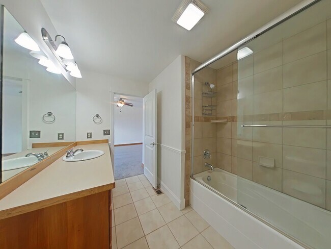 Building Photo - Beautiful 3 bedroom, 2 1/2 bathroom, townhouse with attached garage!