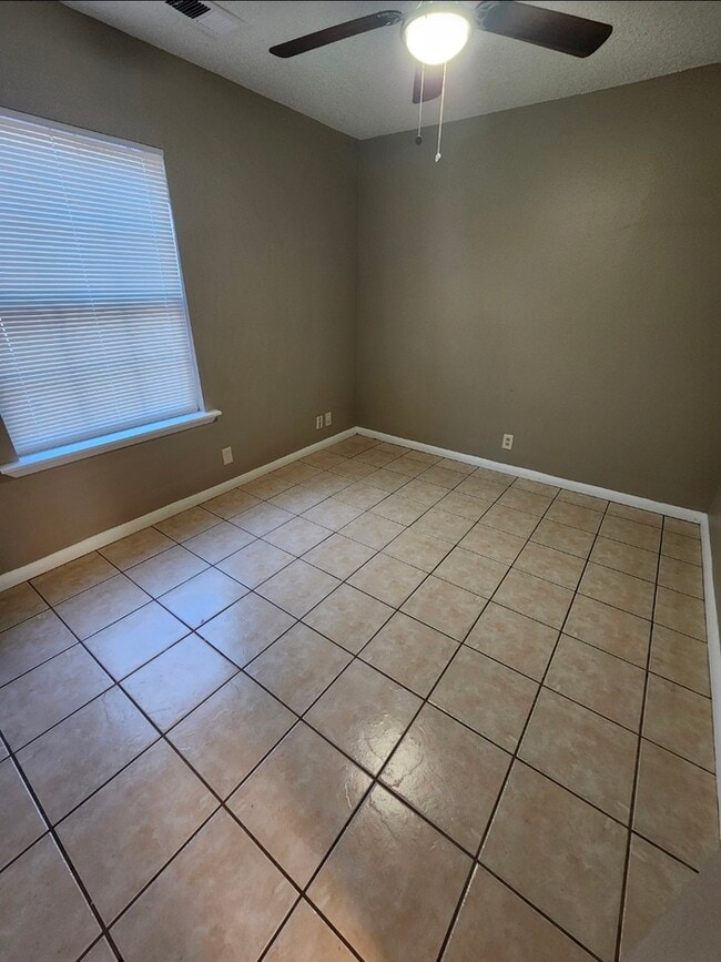 Building Photo - 3 bed 2 bath 2 story townhome, 1 carport