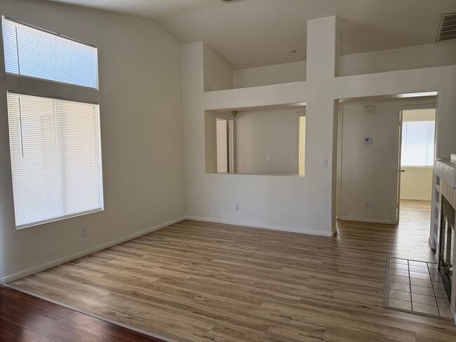 Building Photo - 3bd/2bath 1-story home!