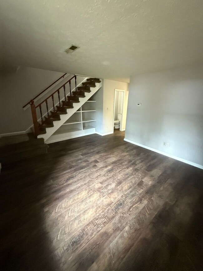 Building Photo - 2 Bedroom- 1 1/2 bathroom- Townhouse Apartment in West Rome